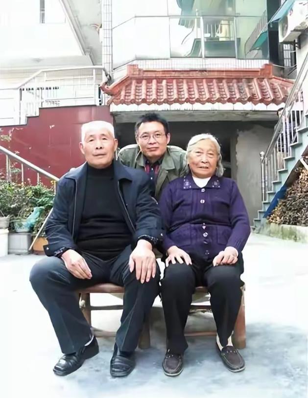 《暗算》的作者麦家说：“我母亲是个很苦命的人，11岁丧母，她被继母虐待了8年，2