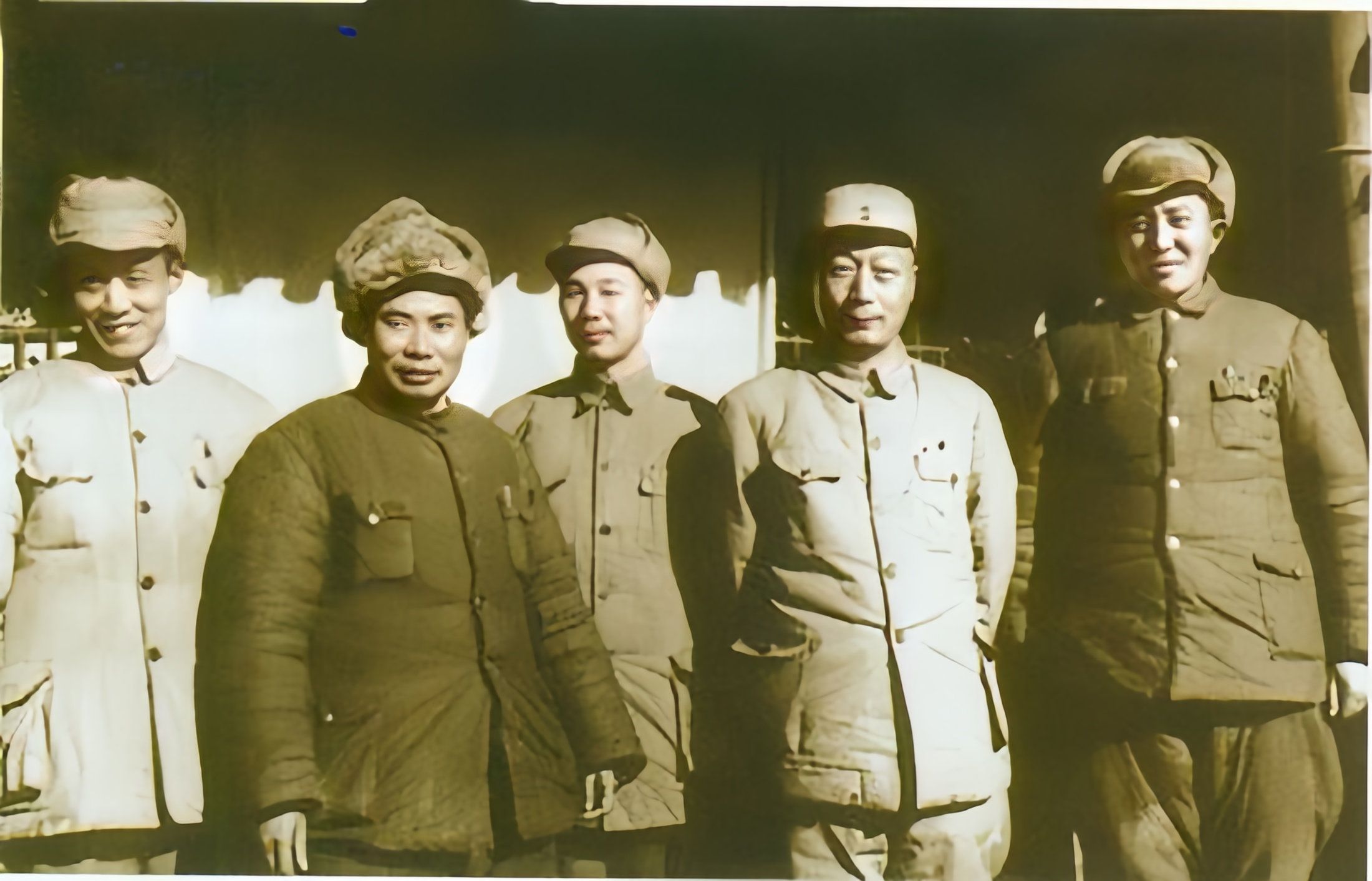 解放战争时期，华北战场的精英将领，基本上都在这张合影中。十分传奇的是，从这种合影