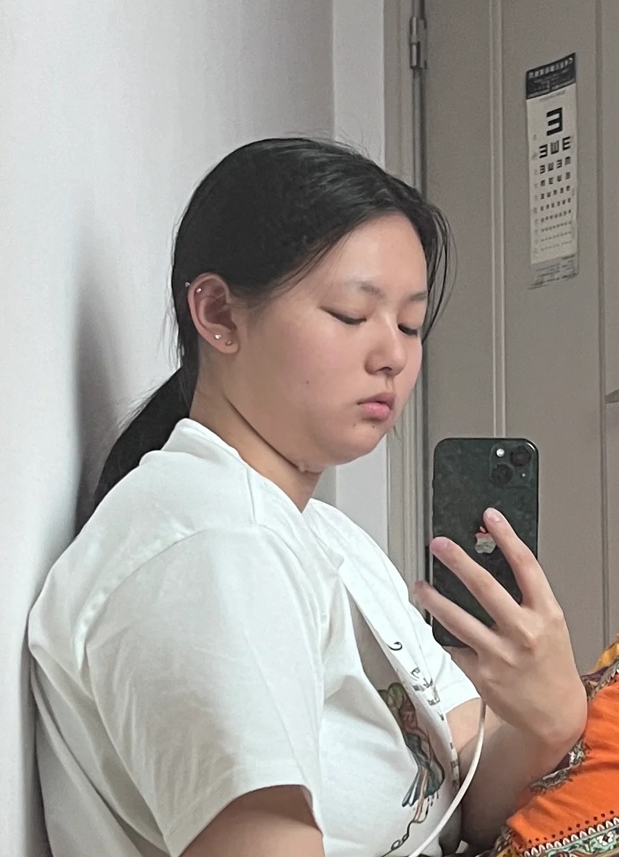 好好好！这肥我要开始减了
记录一下现在原相机150斤的脸
从来没见过自己有下颚线