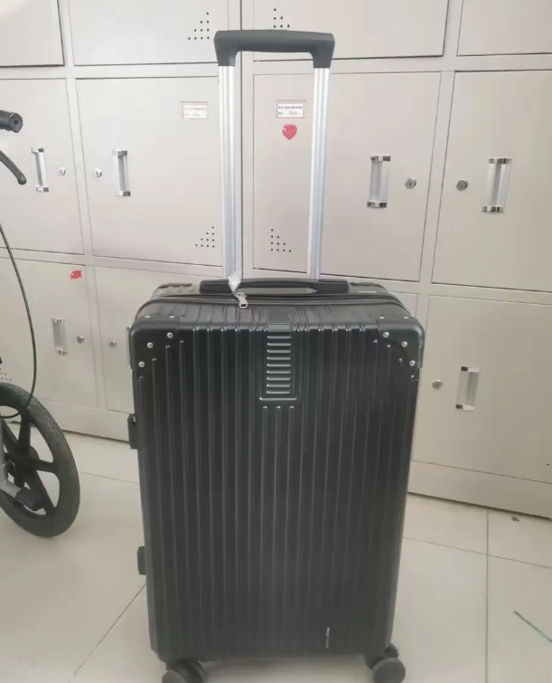 湖南长沙，男子乘高铁拿错行李箱，回家发现箱里有3张银行卡，还有一个写着银行卡密码