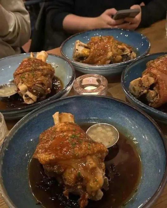 四个人四个菜，连饭都没吃就饱了！