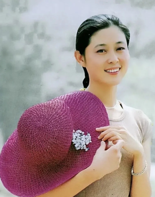 倪萍，大气端庄，优雅自信