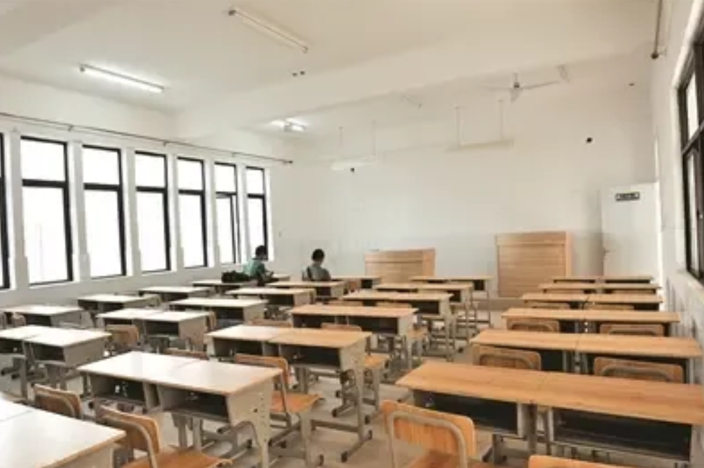 不知道从什么时候开始，乡村小学开始越来越少，我们所在的乡镇有几十个村庄，现在只有
