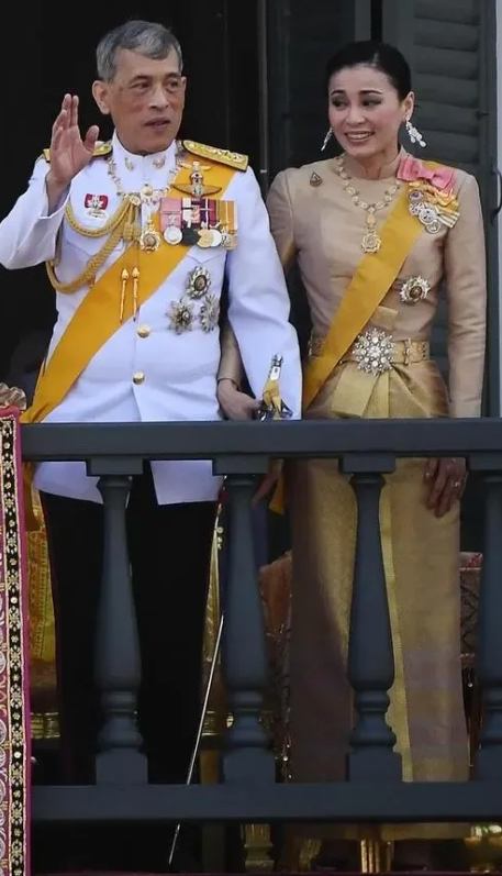 泰国国王玛哈·哇集拉隆功后宫阵容强大，娶过5个老婆，20多位妃子。他偏爱短发美女