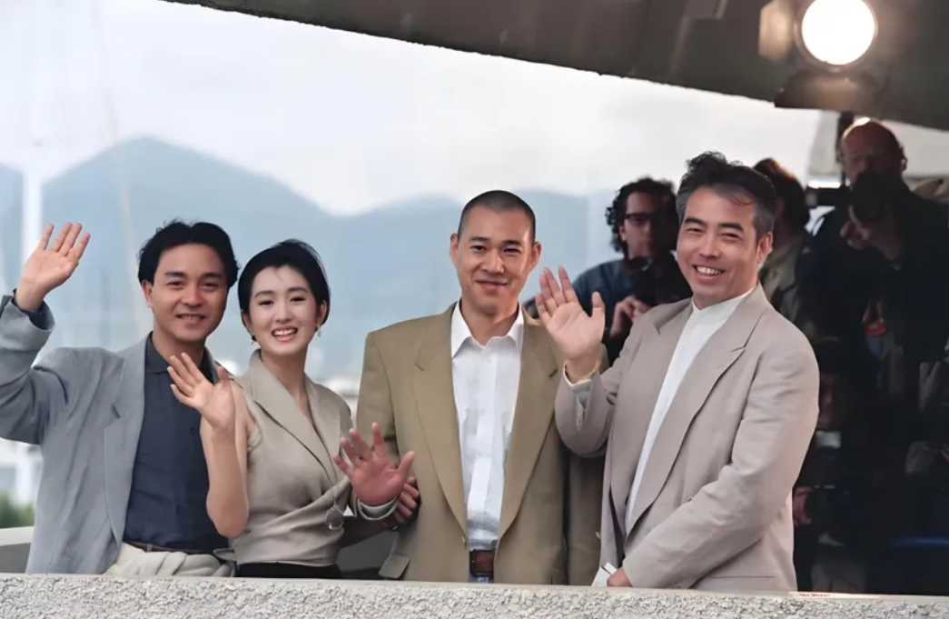 这是三十多年前，陈凯歌导演的电影《霸王别姬》中，四位主创人员在一起的精彩瞬间。他