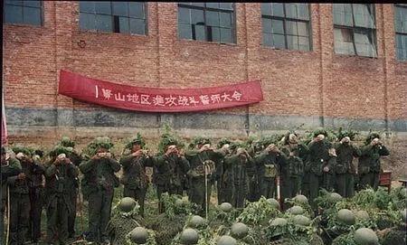 中国对越自卫反击战的历史照片，老山地区战斗进攻誓师大会，战士们在喝壮行酒。