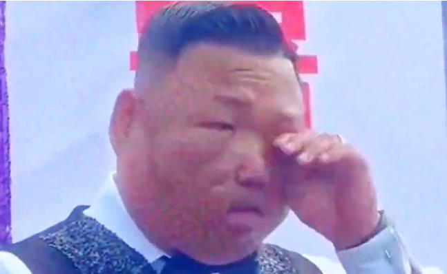 “这是嫁给了爱情！”内蒙古，一对新人双双落泪，新郎脸上顶着肿瘤，和新娘颜值反差太