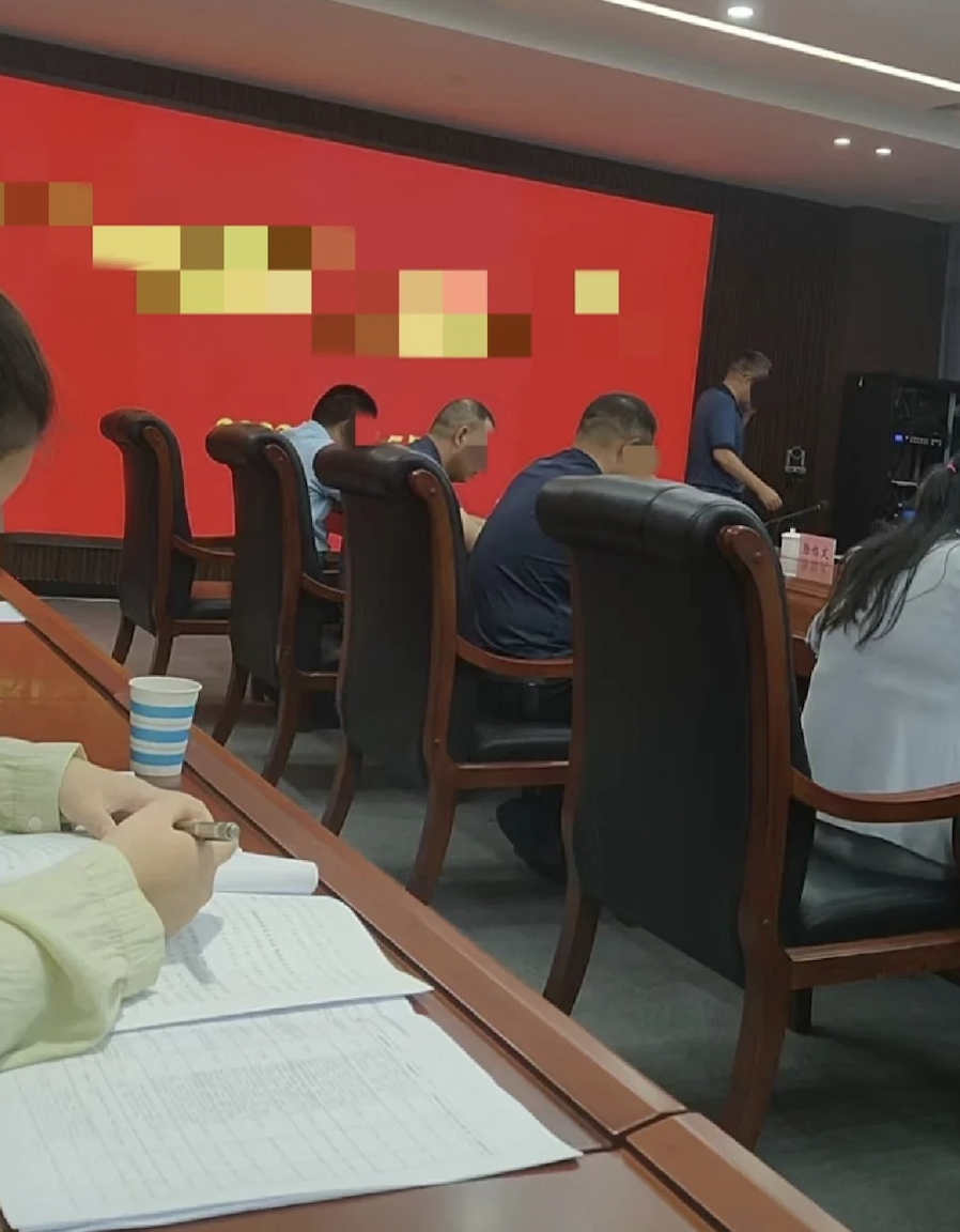 我们单位有个副局长，是陆军部队的转业干部，他可是个有点儿另类的角色。你知道吗？他