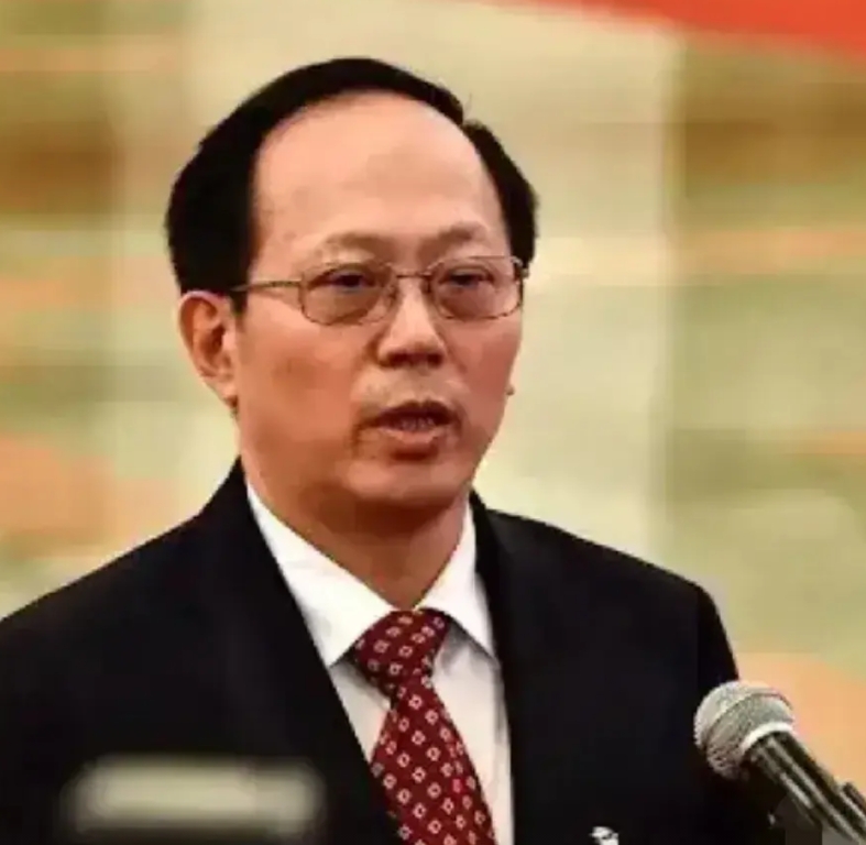 早就该开除调查他了，把国家的体育搞得乌烟瘴气的！
男足、男篮为什么这么多年了没能