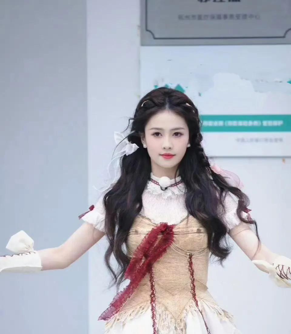 白鹿在跑男里面的妆造太惊艳了，当初她参加跑男的时候因为一张花棉袄露牙大笑而成功出