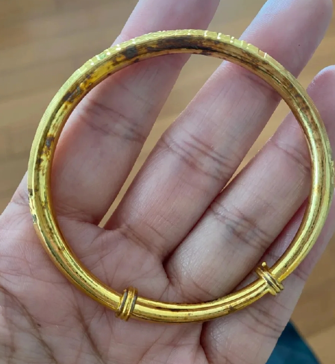 今天整理旧物，翻出了一只很多年没戴的金手镯。本满心欢喜，可凑近一看，竟发现上面有