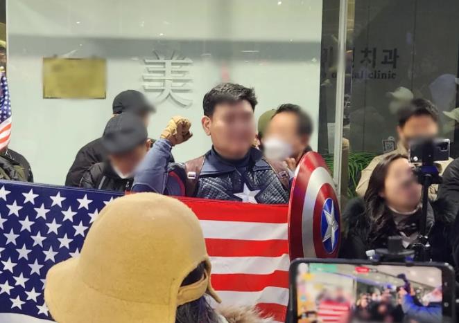 一名以“美国队长”打扮的韩国极右翼尹锡悦支持者首尔时间2月14日晚7点35分突然