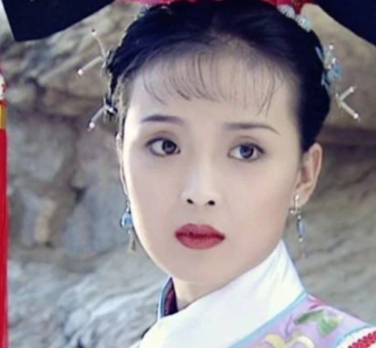 晴儿：冰山下的火种，宫廷中的完美典范
晴儿，这个名字在无数观众心中留下了深刻的印