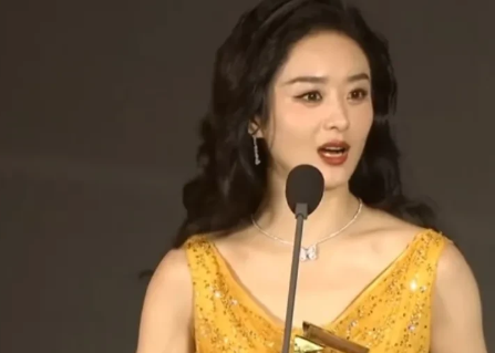 赵丽颖，真的是互联网最强嘴替。[大笑]

何老师让赵丽颖夸夸张若昀的作品，她毫不