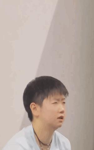 孙颖莎体育馆观战男单半决赛，皱皱巴巴笑容从莎莎脸上消失了，男单半决赛，一个是她钦