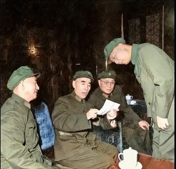上世纪六十年代的珍贵老照片，还是四位开国元帅的同框，第一次看到，哪位大神能分辨出