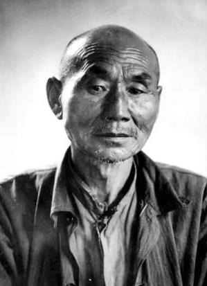 1937年，南京城中，日军进行杀人竞赛，17岁的左润德目睹邻居被害，求生心切，猛