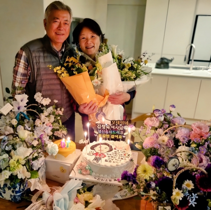 韩国前总统文在寅的夫人金正淑的面相真好，活泼可爱，很有亲和力，金正淑真的每次跟文