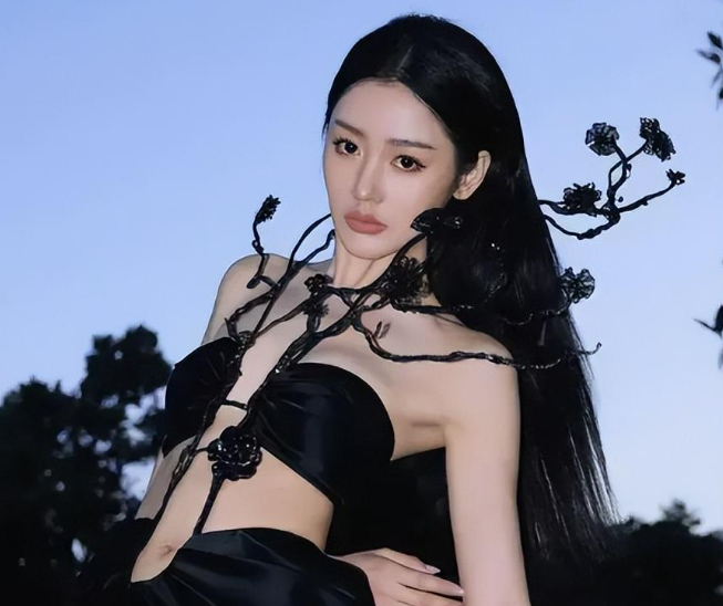张天爱半裸造型惊艳夜幕，引发性感与自由的热议