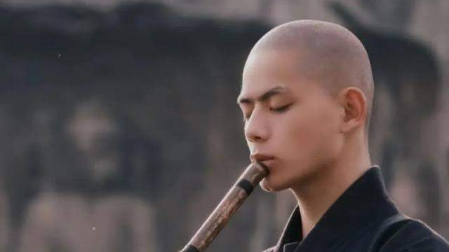 夜幕下的悲歌：最帅少林武僧秋风，一场高速追尾的宿命交错