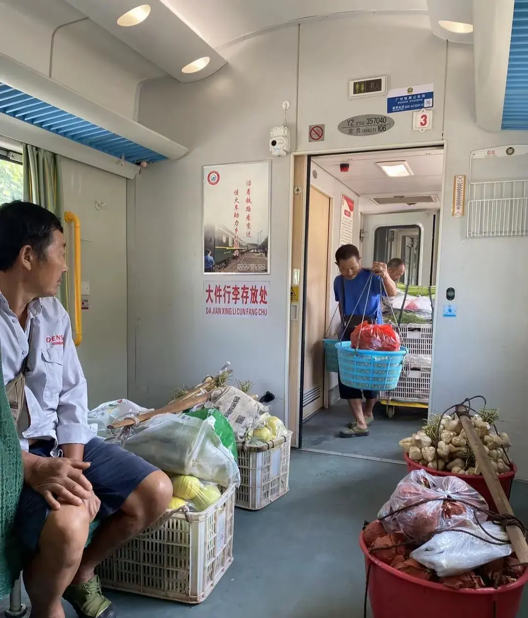 拆除火车座椅，打造菜篮专线

在湖南与贵州之间也存在着菜篮专线火车。为了给予菜农