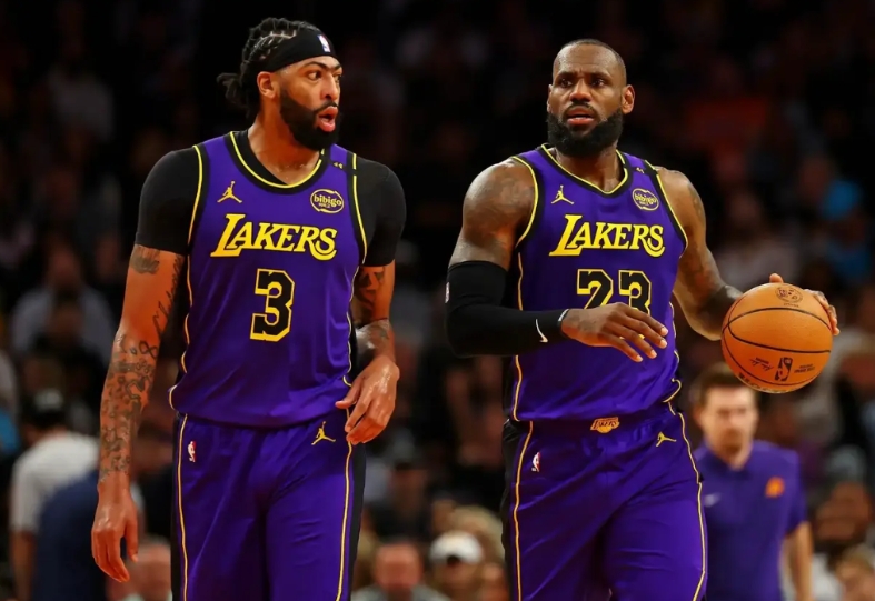 都在争论湖人到底选择啥防守策略

湖人最基本的策略就是守沉退

无限换防打个弱队