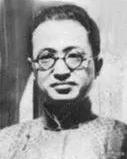 1941年，一群日伪军用枪抵着一个遍体鳞伤、双脚拖着铁镣的人，想要把他活埋。这个