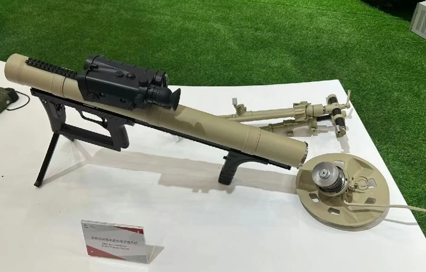 多用途60mm迫击炮武器系统，可以肩抗平射火箭弹的迫击炮。