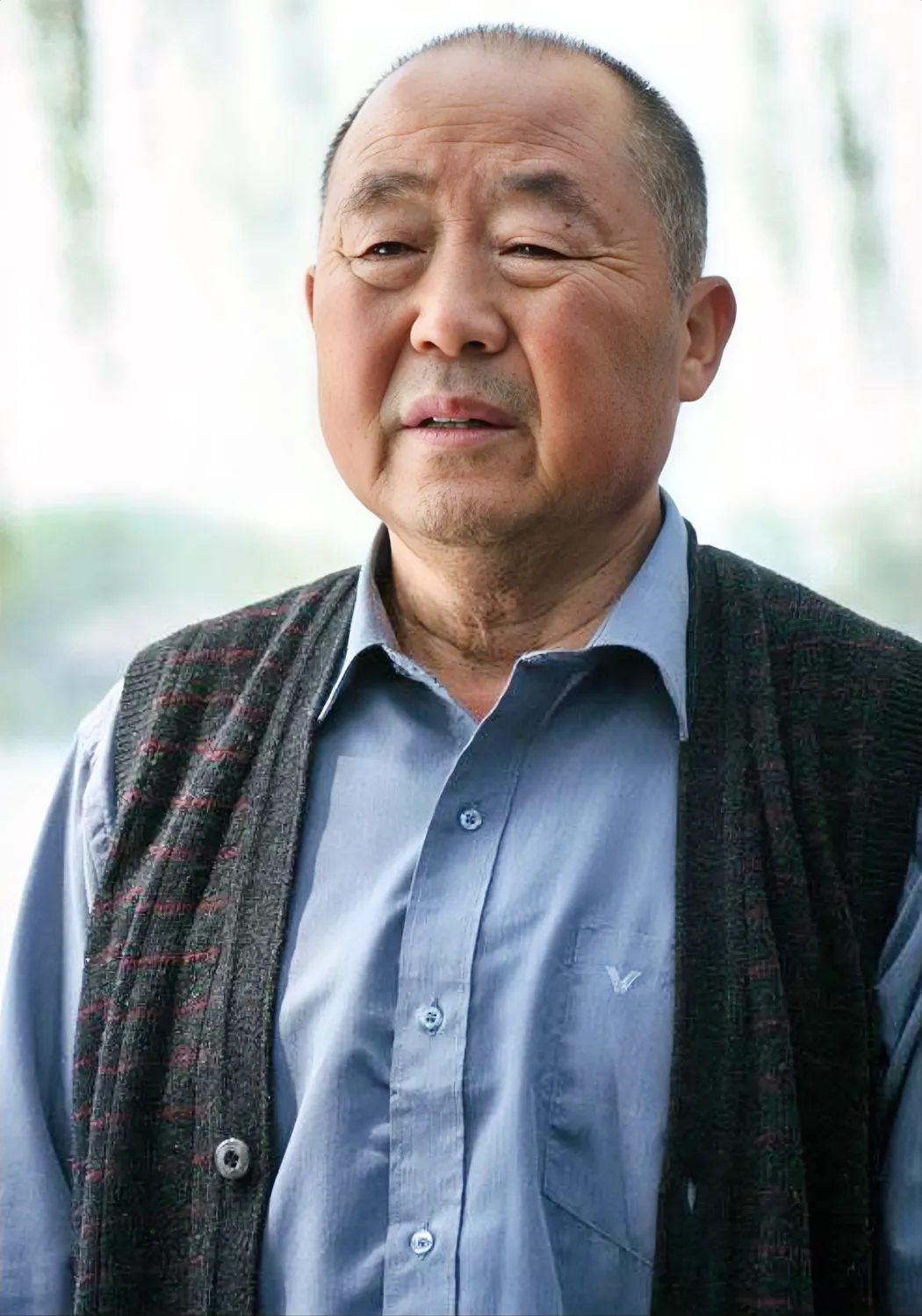 还记得这个老头子吗？
他略带乡音，两腮微红，面目和善，一脸敦厚，总是让人感觉安全