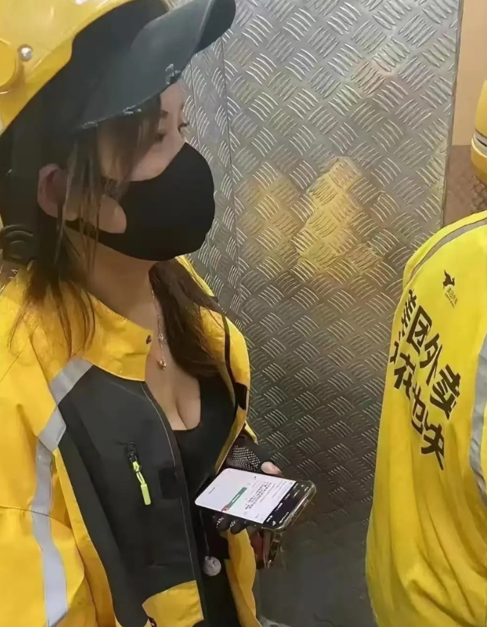 白天送外卖，晚上送外卖！哈哈哈哈 [大笑][大笑][大笑][大笑][大笑]