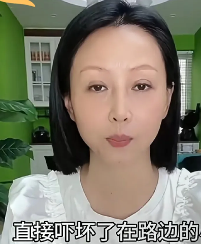 一个年薪百万的美女在溜狗时，狗脱了绳扑向路边的小男孩，这个美女还在路边笑着说就是