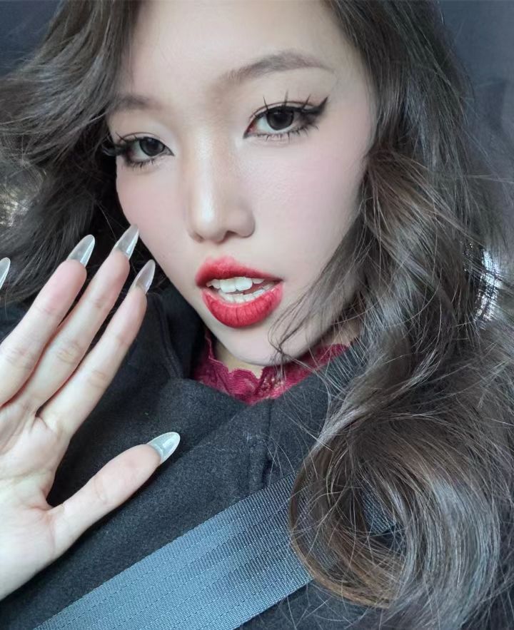 妈妈说98年的女朋友太时尚，叫我赶紧分手