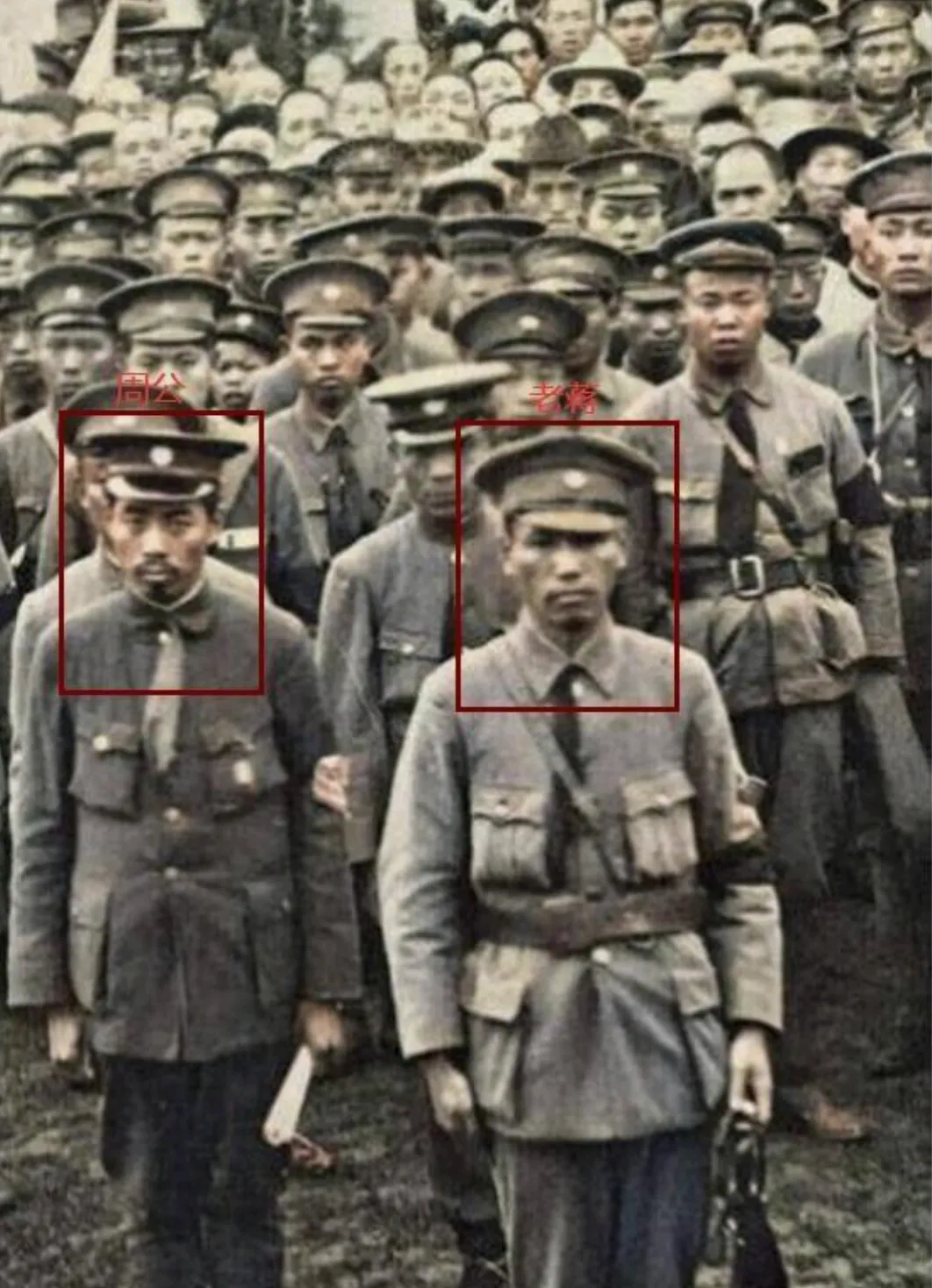 这是黄埔学生军东征期间，惊闻孙中山逝世，蒋介石和周总理率官兵追悼的照片。照片中的