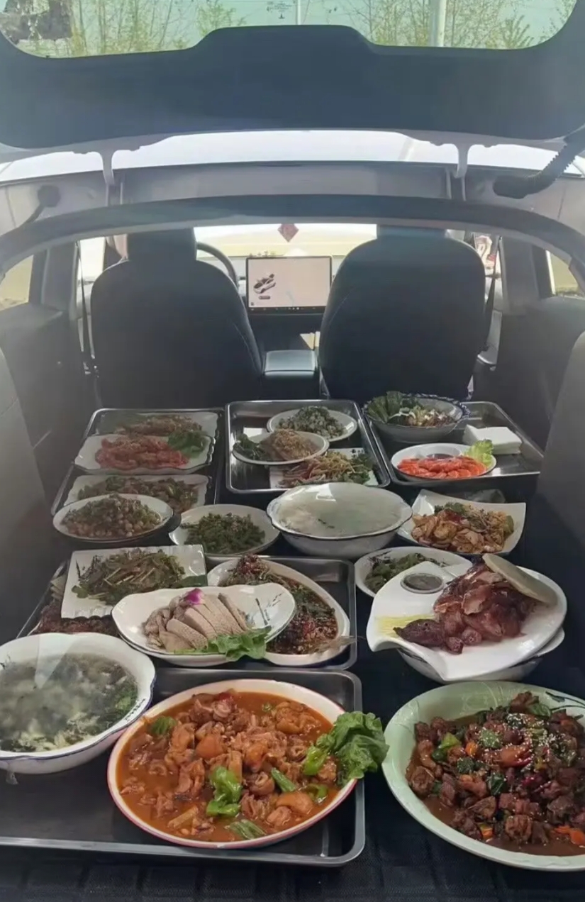 怪不得Model Y的销量那么好，什么都能装，而且前后都能装！
能装一桌菜，能装