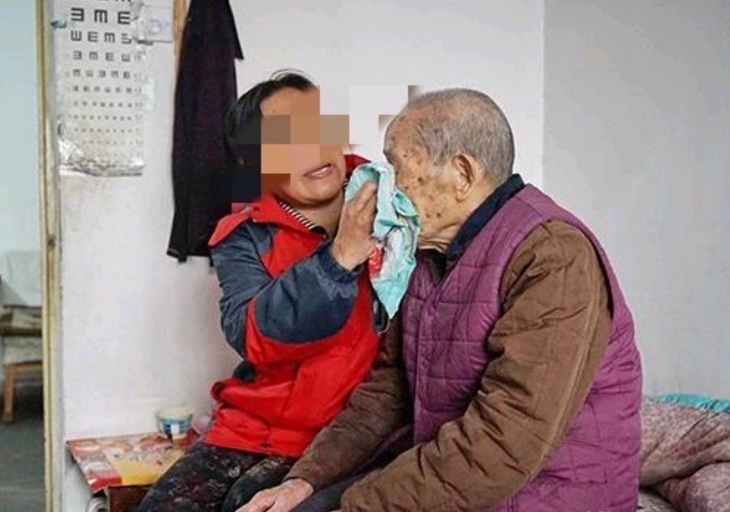 浙江嘉兴，某80岁老人在医院认识比他小20多岁的女护工。老人出院后，女护工找上门