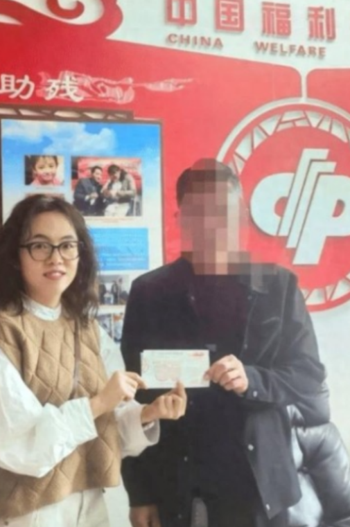 2024年11月26日，网上流传一则视频：内蒙古，一彩票店老板赠送给经常在店里买