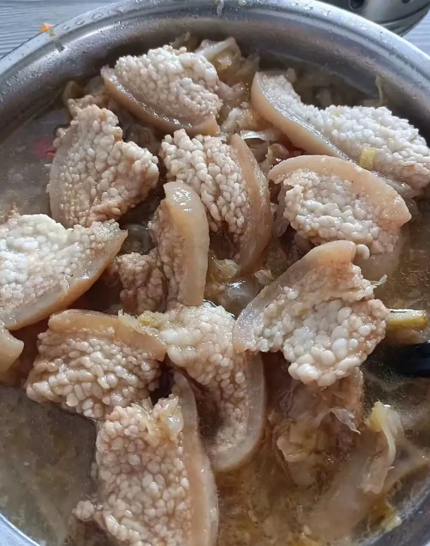 大爷家昨天杀了年猪，今天就炖了一锅肉，这是淋巴肉吧？