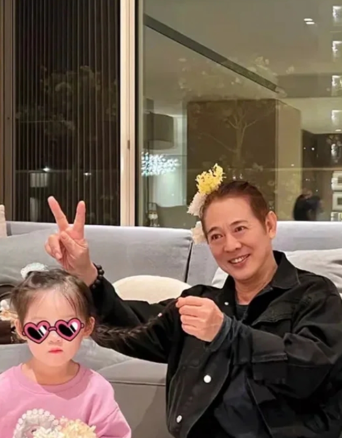 李连杰与向佐父女亲密互动，展现真挚友情