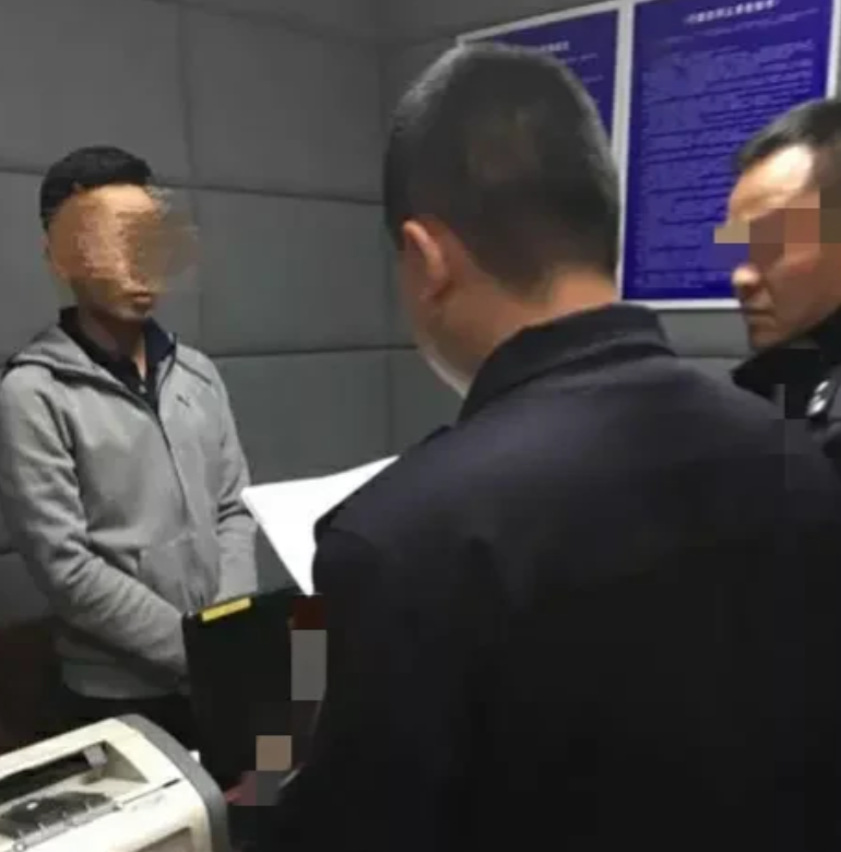 河北，男子与朋友喝完酒后，开车回家的路上，遇到交警正设卡检查。男子见状立刻掉头逃