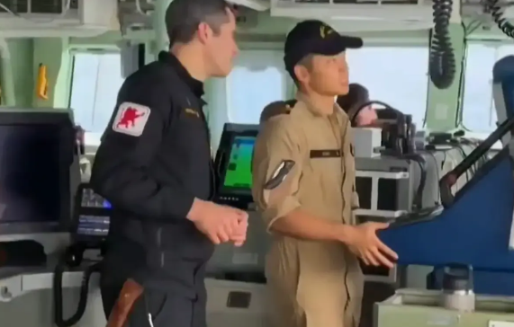 渥太华号刚到黄岩岛，就被052D和054A围住了。中国那边直接要求它报位置和意图