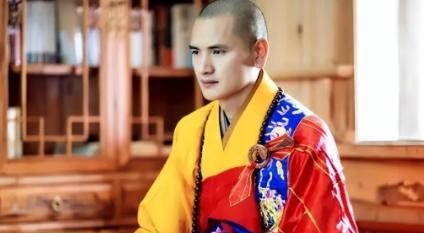 在如今这个竞争激烈、充满压力的社会中，很多人都在为事业与财富打拼。然而，释明心的