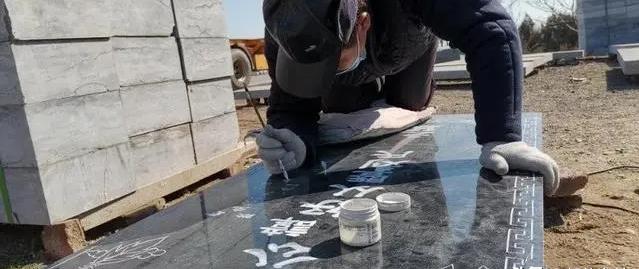 上海，一女子在与弟弟闹矛盾后，便去了国外定居。就连父亲病重去世时，女子也未曾回国