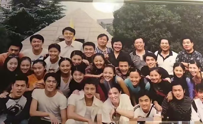 黄圣依和贾乃亮竟然是同班同学，这个真让人意外！