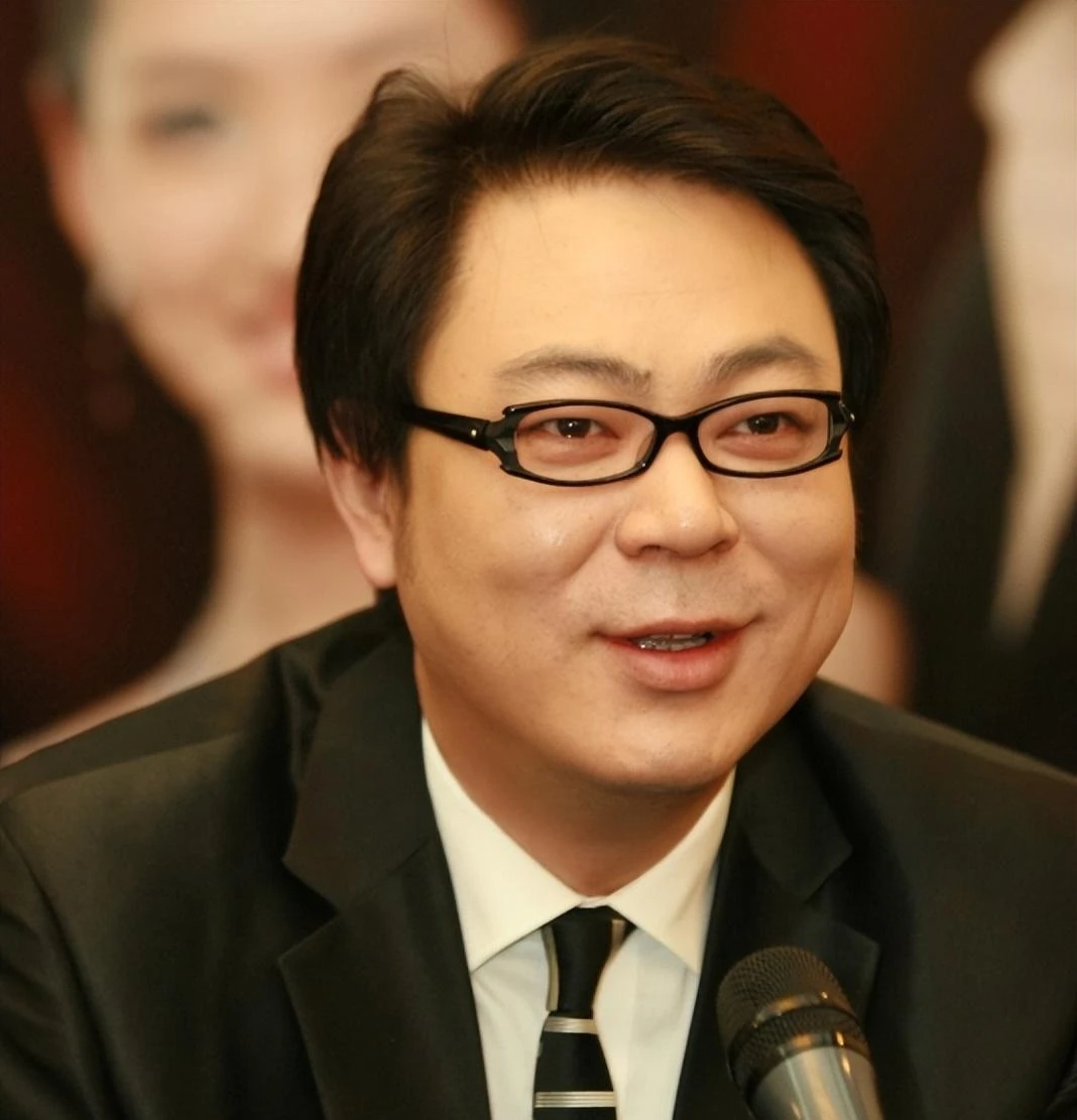夏东海扮演者高亚麟与三位女事主的年龄差和身高差对比：


 第一任妻子时玮，19