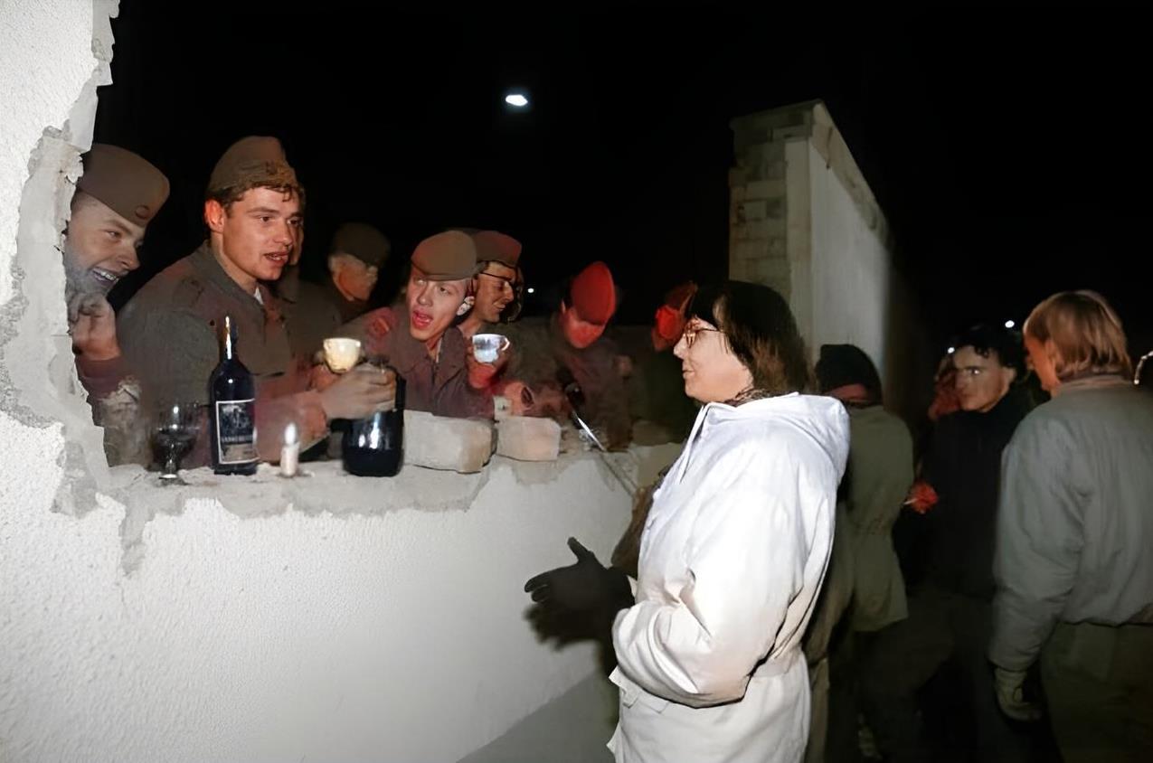 1989年11月9日，柏林墙被宣布开放。一天后，柏林墙的一处坍塌处就出现欢快和谐