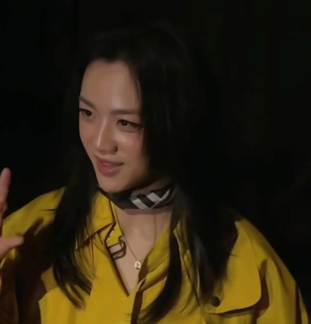 应用该抖音作品主要内容为汤唯久违现身伦敦时装周，45岁的她状态极佳，气质独特，在