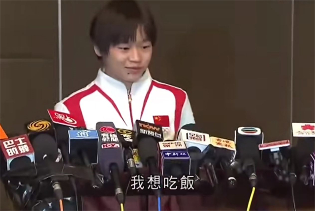 全红婵港澳行，被拍到拿筷子炫牛排