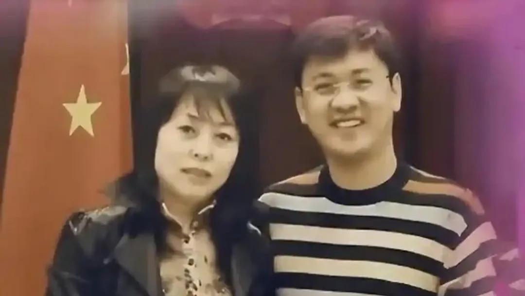 北京富婆下嫁小19岁男员工，50岁试管生三胞胎，如今怎么样了？