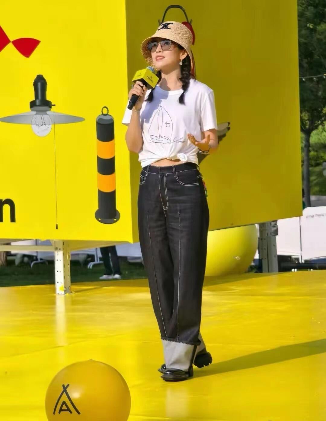 章子怡现身阿那亚剧节，状态靓丽宛如少女
