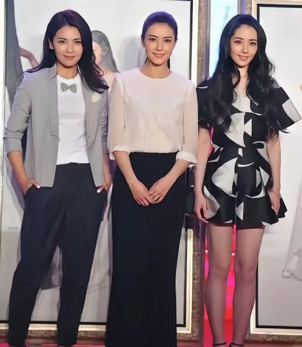 左边的是成熟稳重有着御姐范的女演员刘涛，中间这位是气质与美结合的女演员高圆圆，最